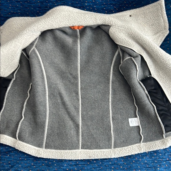 Basin + Range brand Stylish off-white Sherpa style Jacket with Diagonal Zipper - Picture 10 of 10